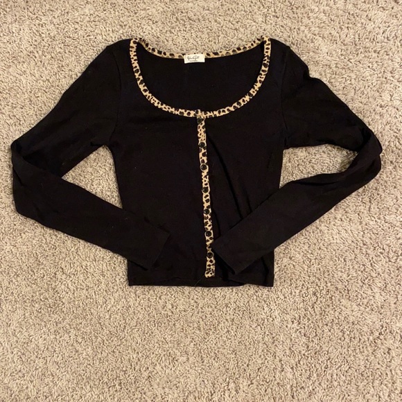 Brandy Melville Tops - BRANDY MELVILLE LONG SLEEVE• ONE SIZE FITS ALL